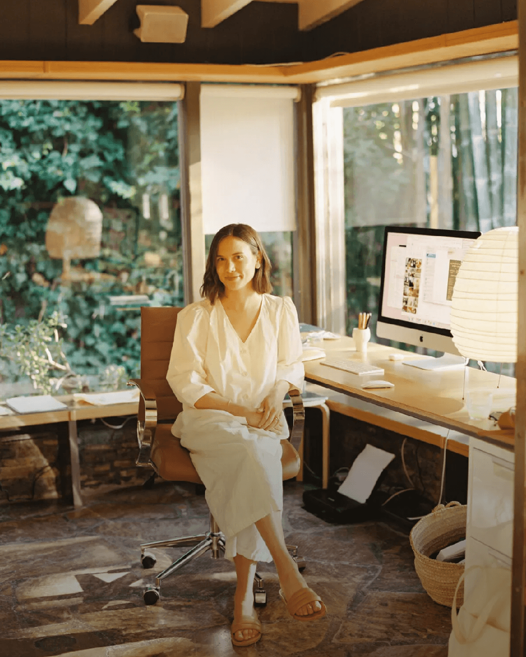 Estudio con escritorio y vistas al jardín