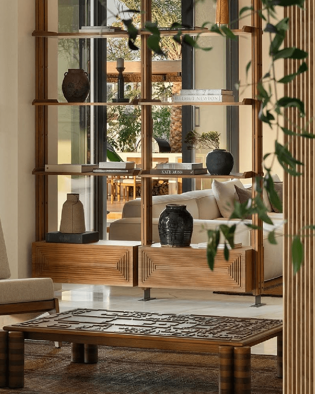 Sala de estar con madera, texturas naturales y vista al exterior