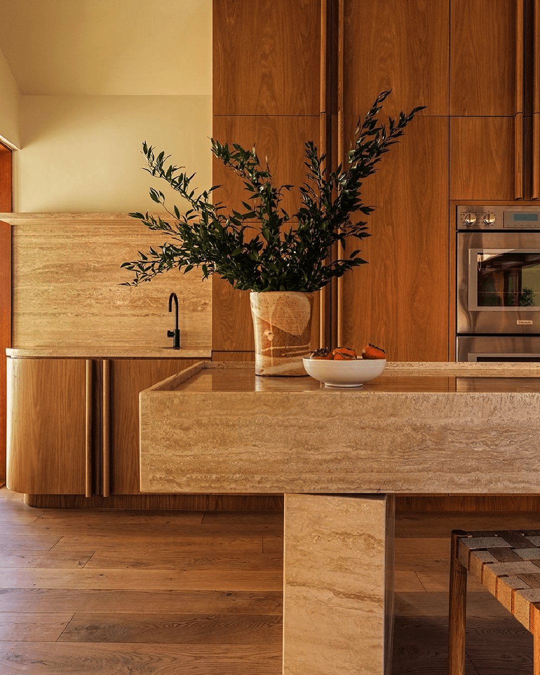 Espacio interior bañado por luz natural cálida